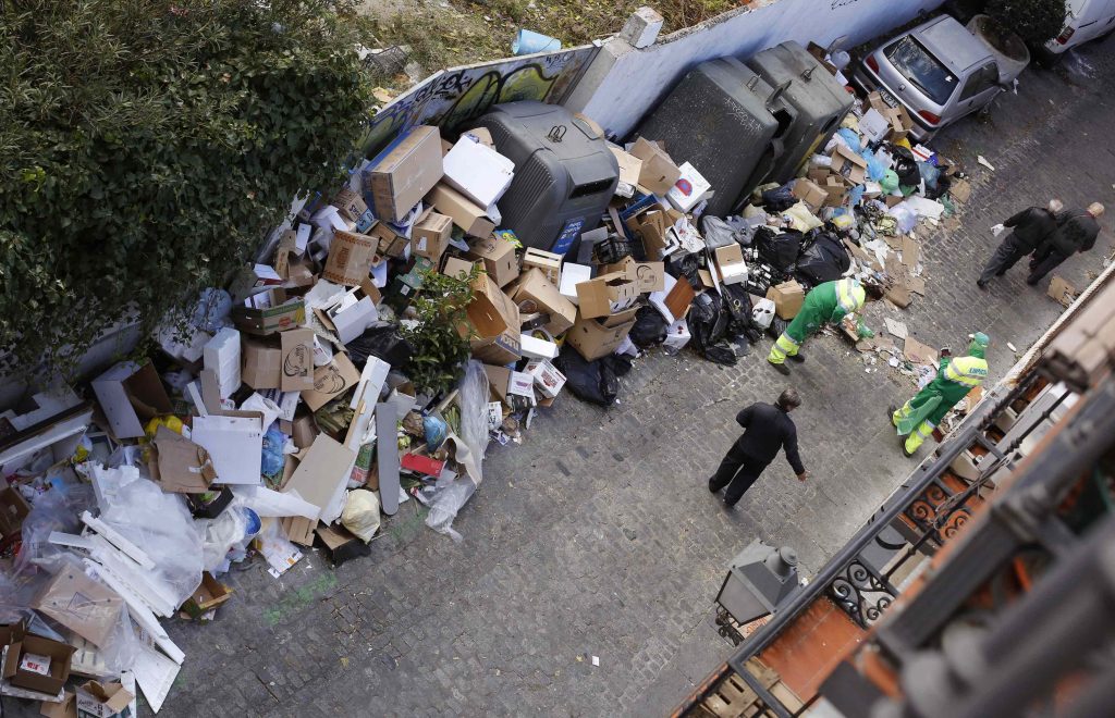 Εργάτες για περιπτώσεις εκτάκτου ανάγκης μαζεύουν τα σκουπίδια - ΦΩΤΟ REUTERS