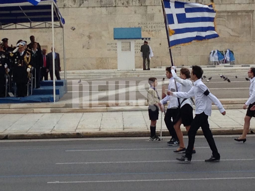 Μαθητές σχολείου παρελαύνουν με μαύρο περιβραχιόνιο για να τιμήσουν συμμαθητή τους που πέθανε ξαφνικά ΦΩΤΟ NEWSIT