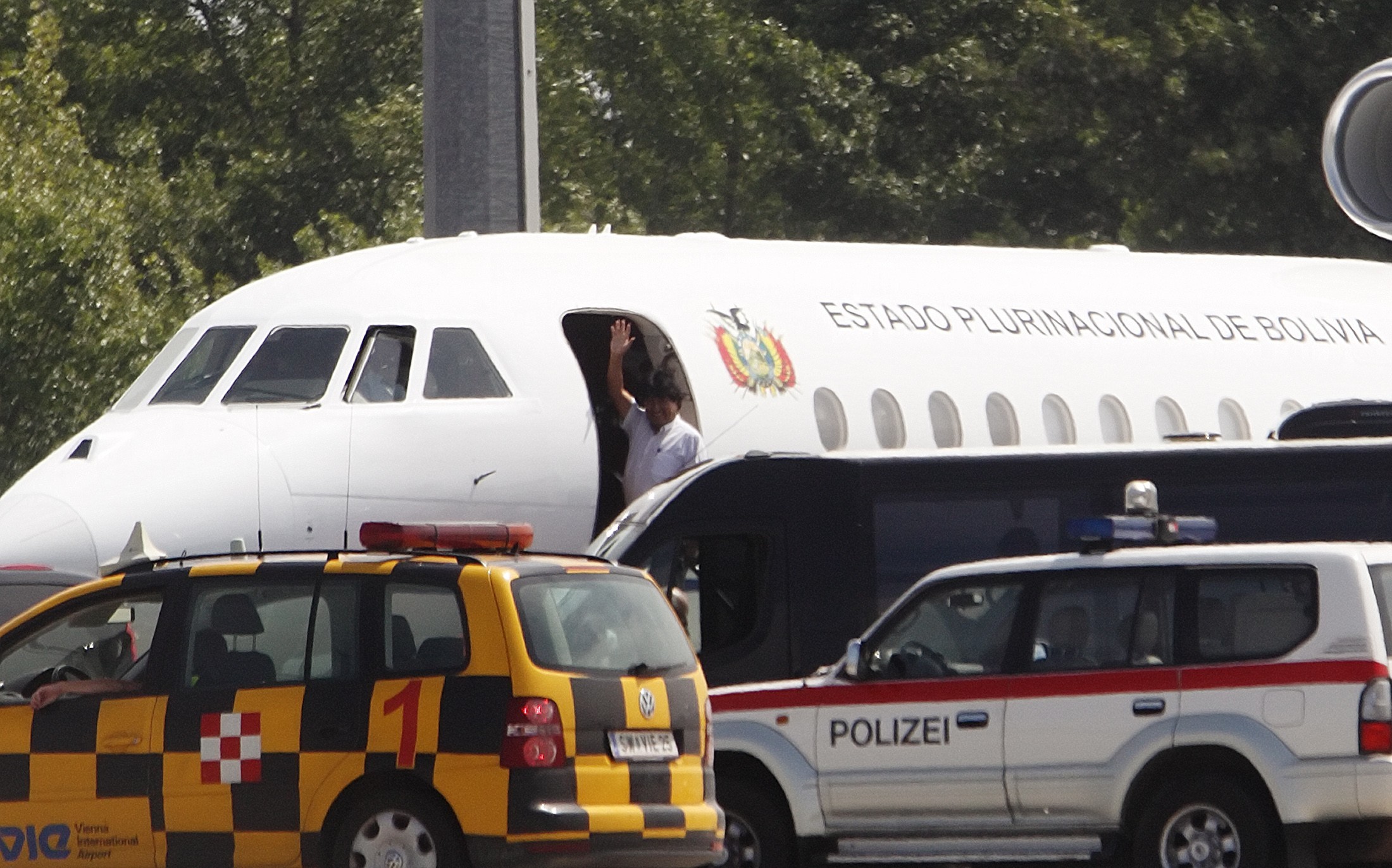 Αναχώρησε από τη Βιέννη το αεροπλάνο του Μοράλες – Έντονες αντιδράσεις στη Βολιβία για τον αποκλεισμό του