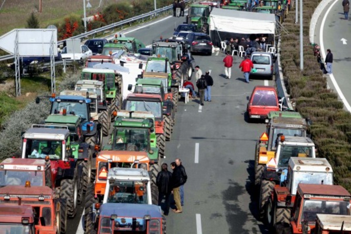 Συνεδριάζουν για το μέλλον των κινητοποιήσεων οι αγρότες – Αύριο το παλλαϊκό συλλαλήτηριο στο μπλόκο της Νίκαιας