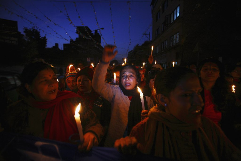 Στους δρόμους διαδηλωτές για το βιασμό γυναίκας από αστυνομικό