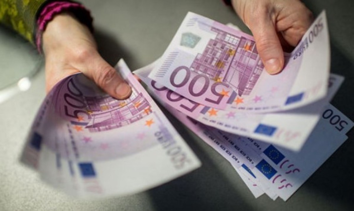 “Φακέλωμα” στα γκισέ των τραπεζών όσων ανταλλάσσουν χαρτονομίσματα των 500 ευρώ!