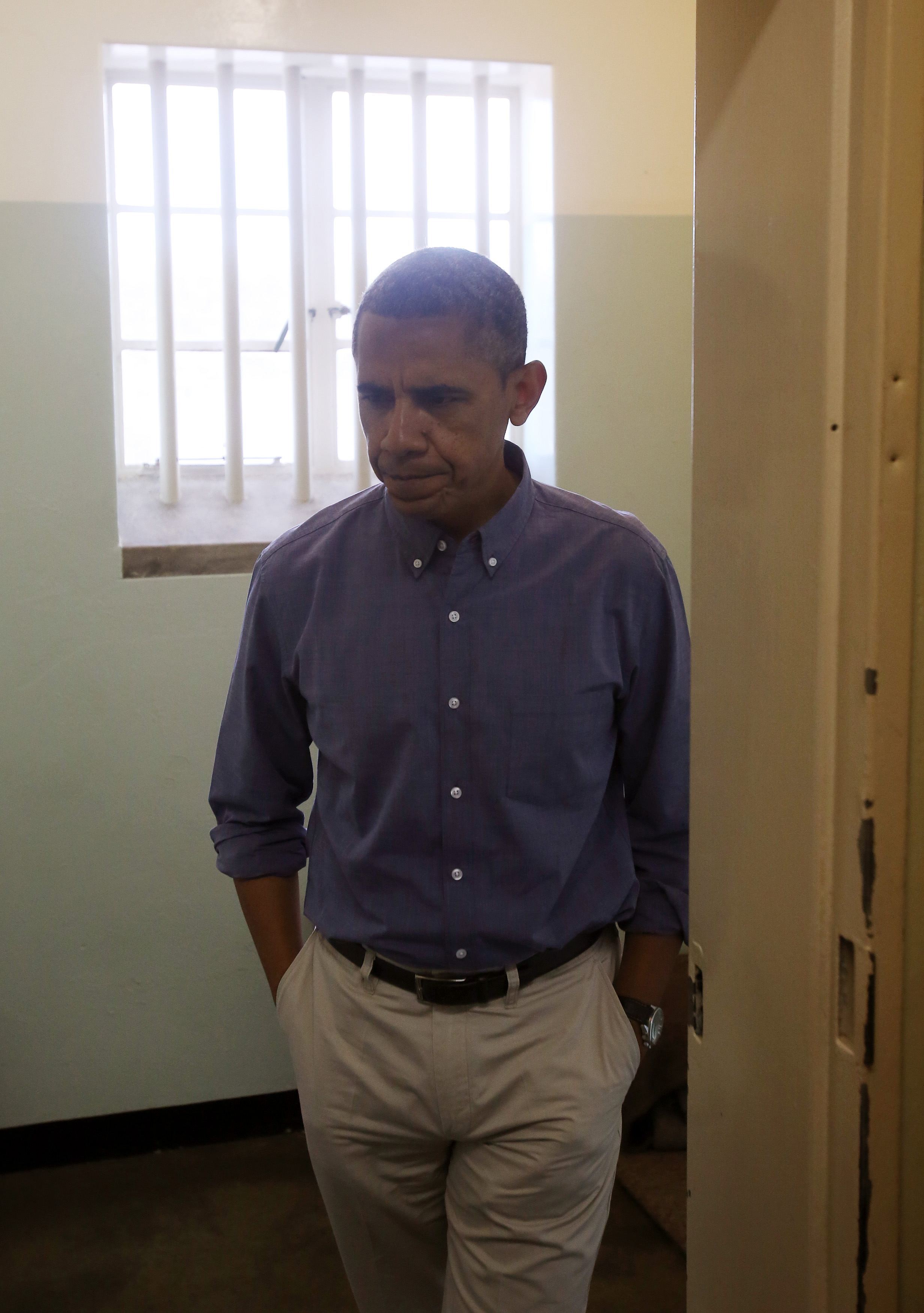 Ο Ομπάμα στο κελί που ο Μαντέλα έμεινε φυλακισμένος για 18 χρόνια – ΦΩΤΟ