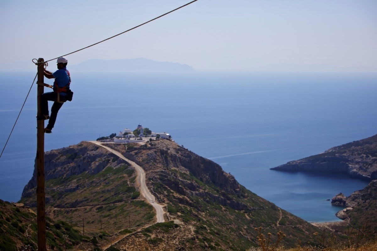 Οι άνθρωποι πίσω από τις κλήσεις και τις selfies σου ακόμα και στο πιο ακριτικό νησί!