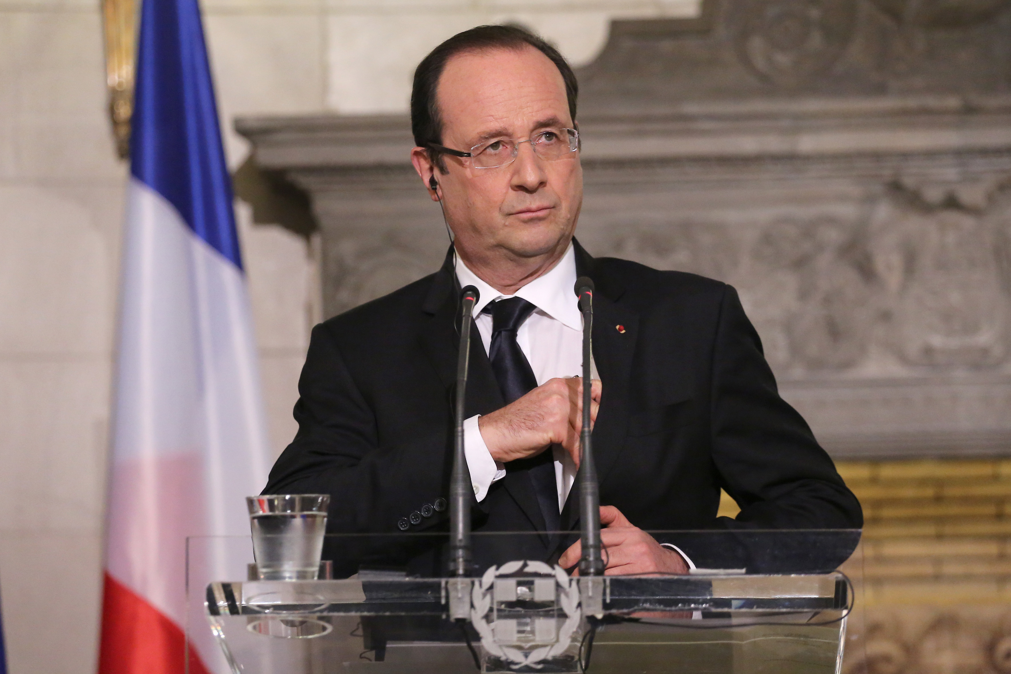 Έξαλλος ο Ολάντ: “Δεν θα πουν οι Βρυξέλλες στη Γαλλία τι θα κάνει”