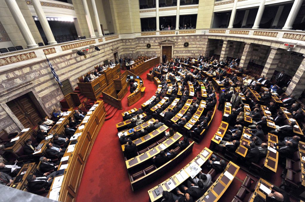 Υπερψηφίστηκε το πολυνομοσχέδιο με 168 “ΝΑΙ” από το σύνολο των 292 βουλευτών – Όλο το παρασκήνιο με τις κόντρες και την ένταση στη Βουλή