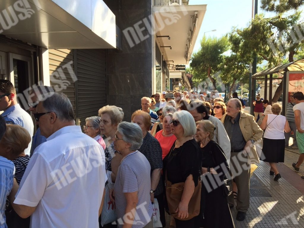 Τράπεζες: Στενάζουν στις ουρές οι συνταξιούχοι για τη 2η δόση των 120 ευρώ – Παππούς περίμενε από τις 11.30 το βράδυ έξω από τράπεζα