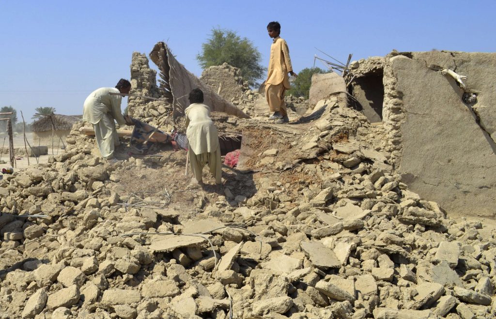 350 οι νεκροί από το σεισμό στο Πακιστάν