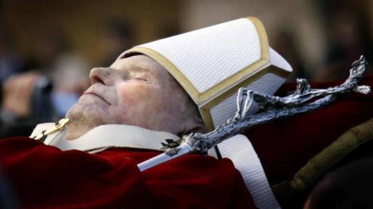 Βρέθηκε το εμποτισμένο με το αίμα του πάπα Ιωάννη Παύλου του Β’ κομμάτι του υφάσματος