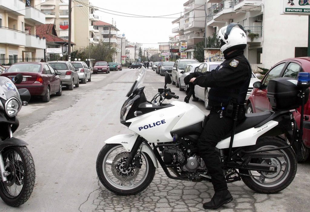 Τραυμάτισαν τρεις για να τους ληστέψουν