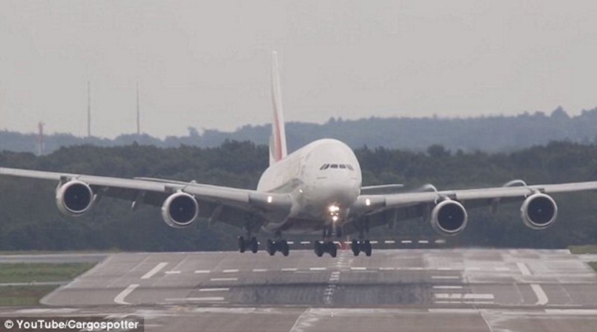 Προσγείωση – θρίλερ για το μεγαλύτερο αεροπλάνο στον κόσμο! Πάλευε με τους ανέμους (ΒΙΝΤΕΟ)