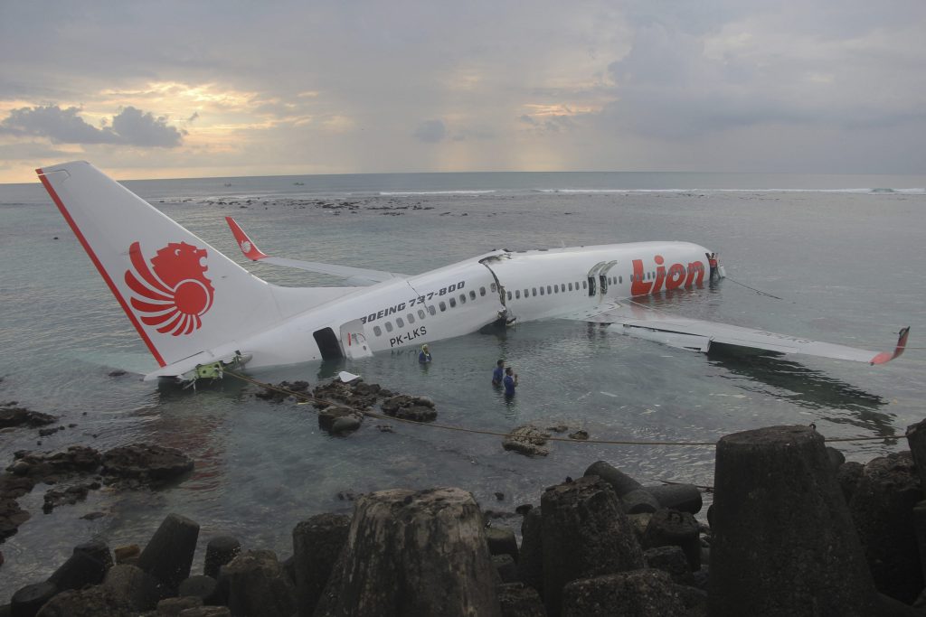 Βίντεο από τη διάσωση των επιβατών του αεροπλάνου που έπεσε στη θάλασσα