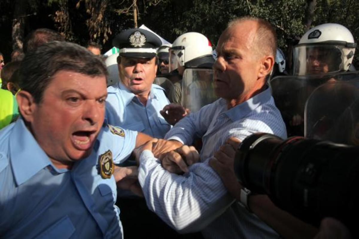 Ο Δένδιας απαγορεύει τη στολή σε διαδηλώσεις αστυνομικών