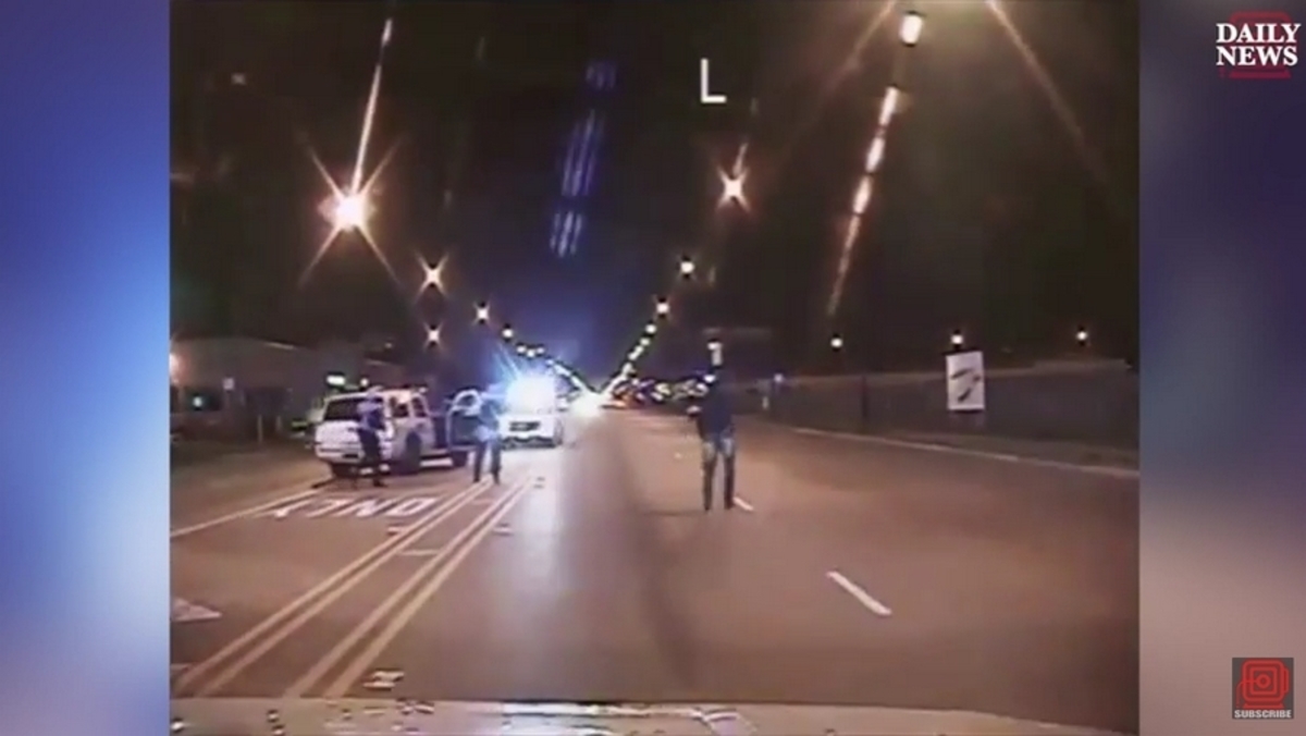 Εξοργιστικό βίντεο: Αστυνομικός “γάζωσε” 17χρονο Αφροαμερικανό – Πυροβόλησε 16 φορές