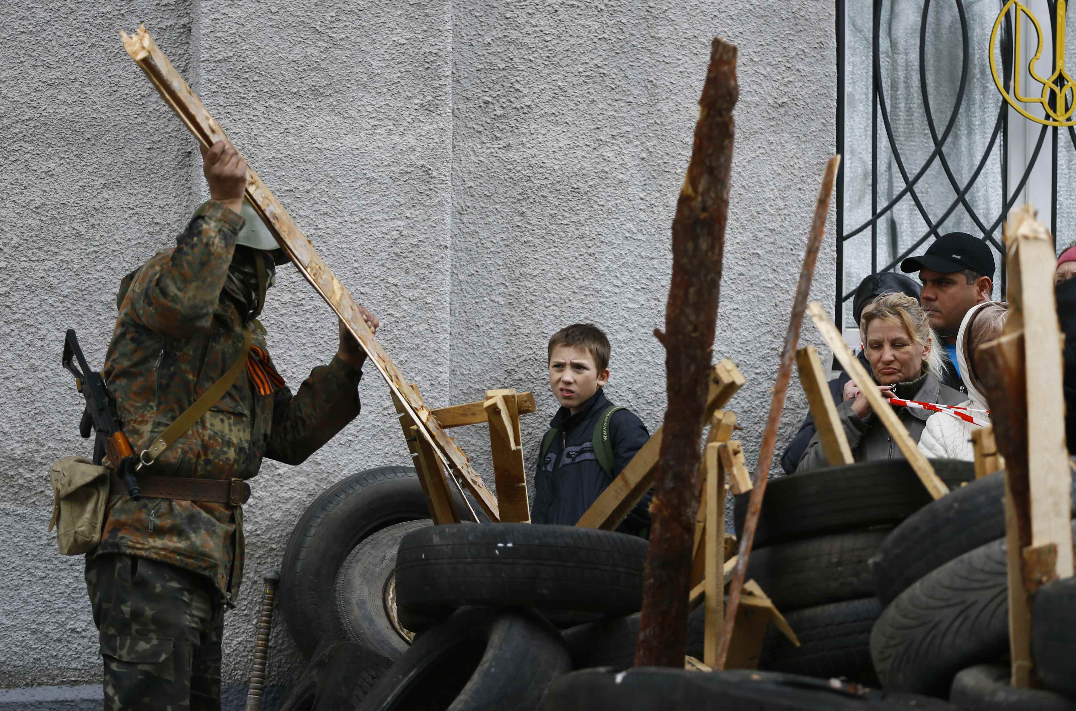 Ουκρανία: Ένοπλοι άρπαξαν περίστροφα και αυτόματα από αστυνομικό τμήμα