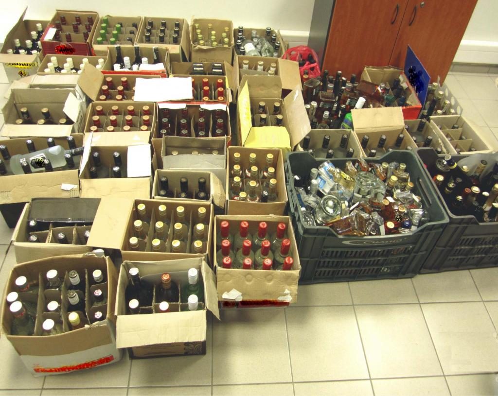 Τα ποτά που βρήκαν οι αστυνομικοί - ΦΩΤΟ ΕΛ.ΑΣ.