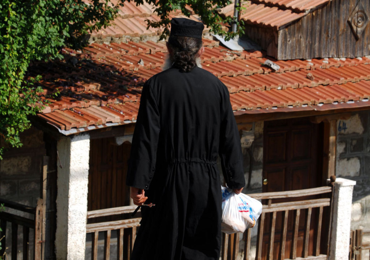 Αχαϊα: Δεν είχε τον Θεό του! Παπάς “ραλίστας” με όπλο και μαχαίρι!