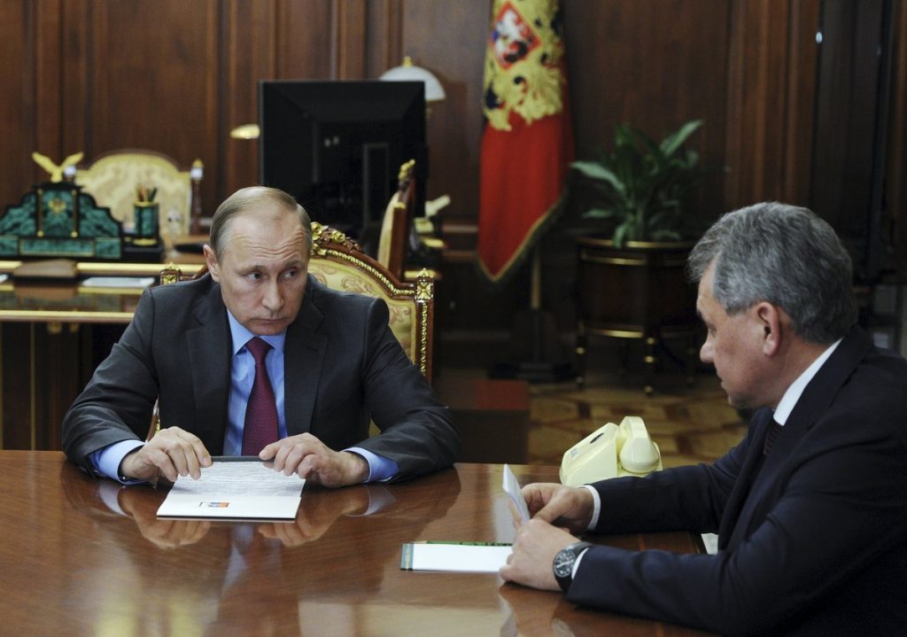 Ο Πούτιν και η… σιδερώστρα στο γραφείο έγιναν viral (ΦΩΤΟ)