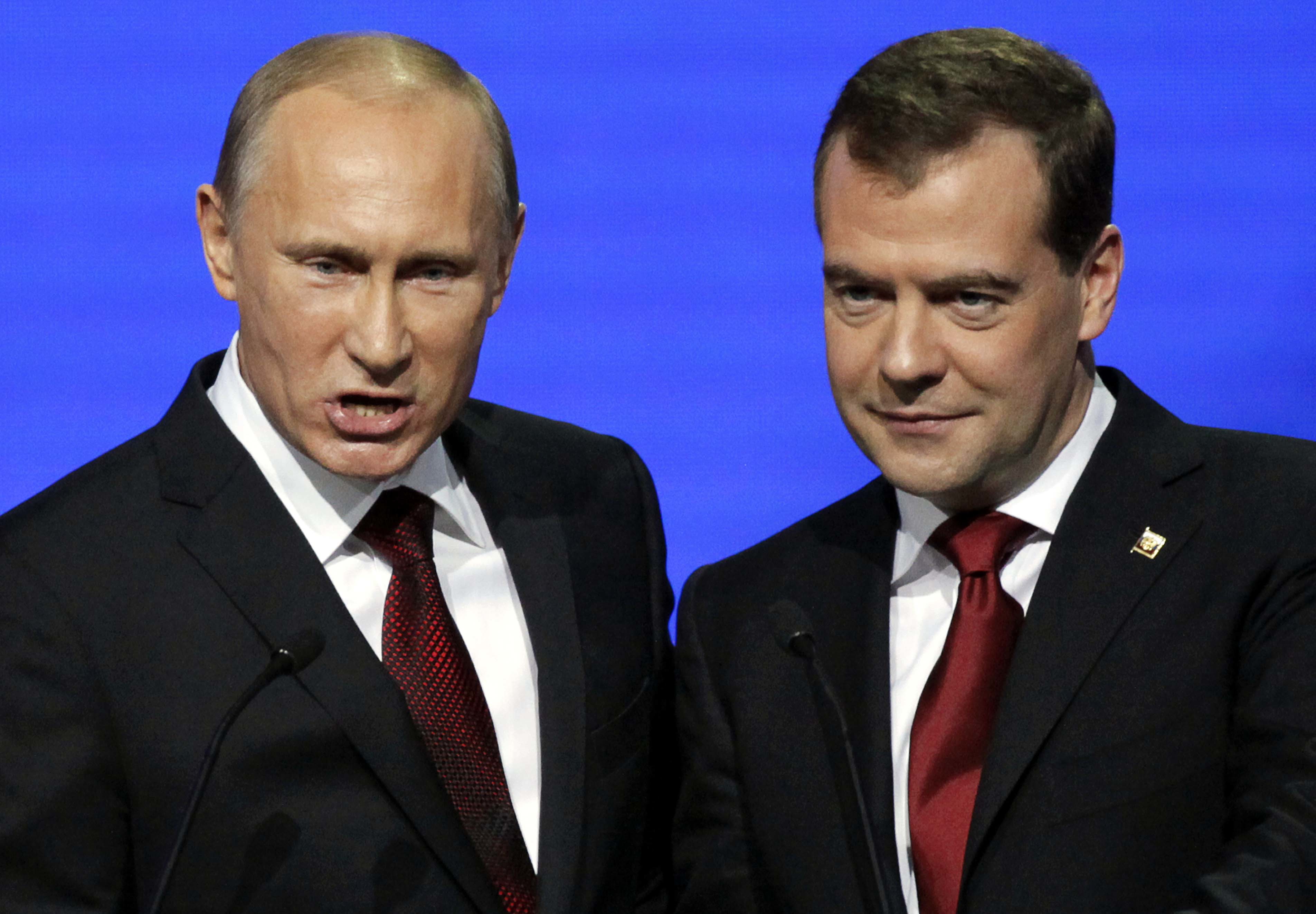 Путин и Медведев смеются