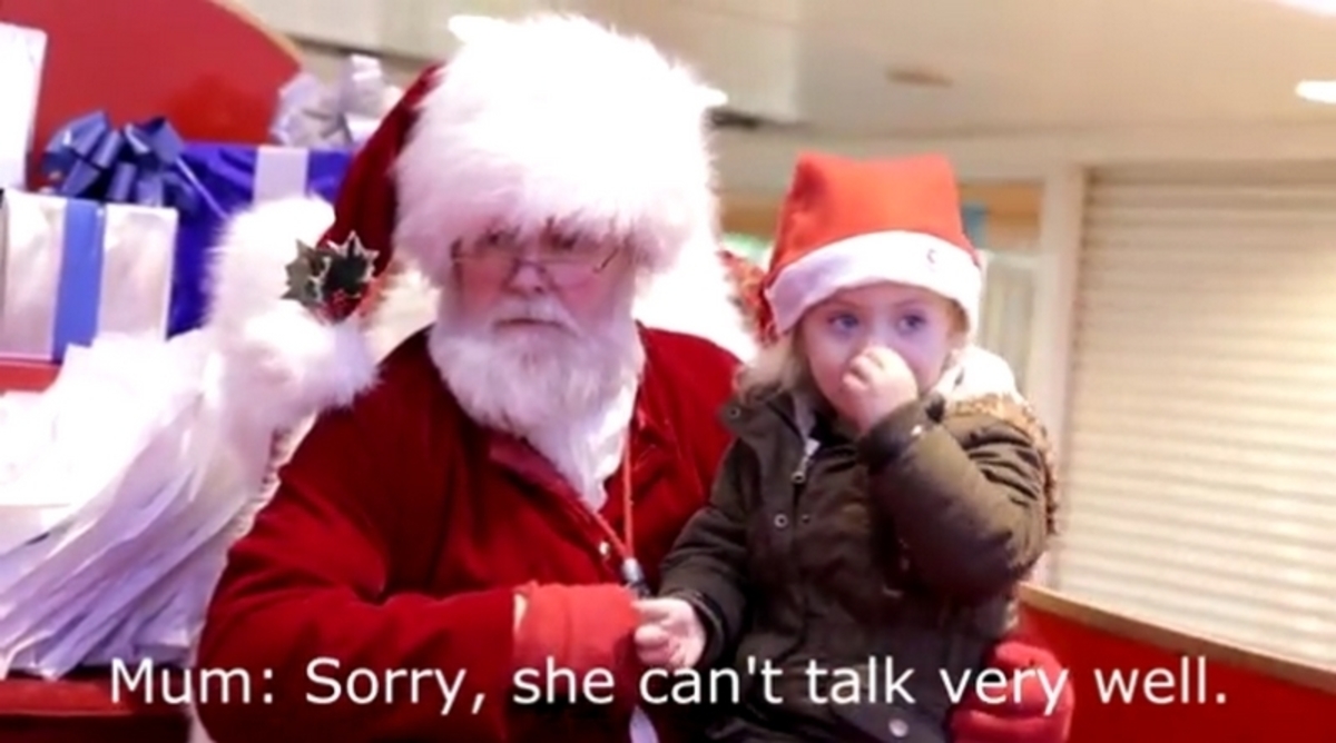 Συγκινεί ο καλύτερος Άγιος Βασίλης – Mιλάει στη νοηματική σε κωφό κοριτσάκι