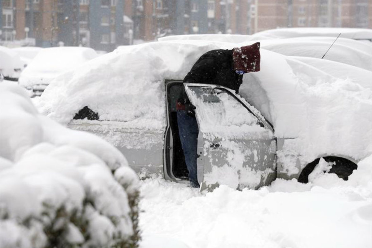 Δραματικές ώρες για οδηγούς που αποκλείστηκαν μέσα στα χιόνια στη Σερβία
