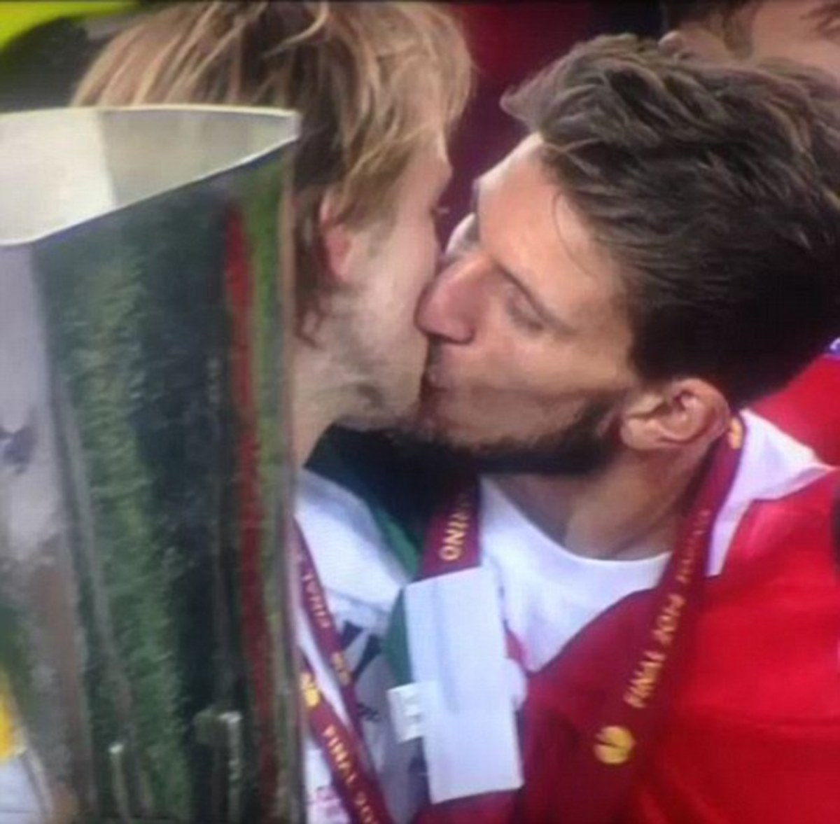 Φιλήθηκαν στο στόμα παίκτες της Σεβίλλης μετά την κούπα (VIDEO)