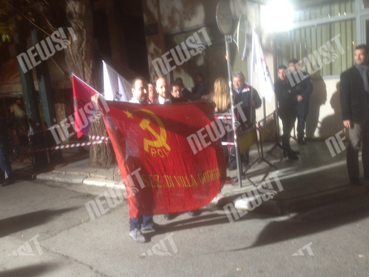 Εκλογές 2015: Κομμουνιστικές σημαίες στην Κουμουνδούρου – ΦΩΤΟ