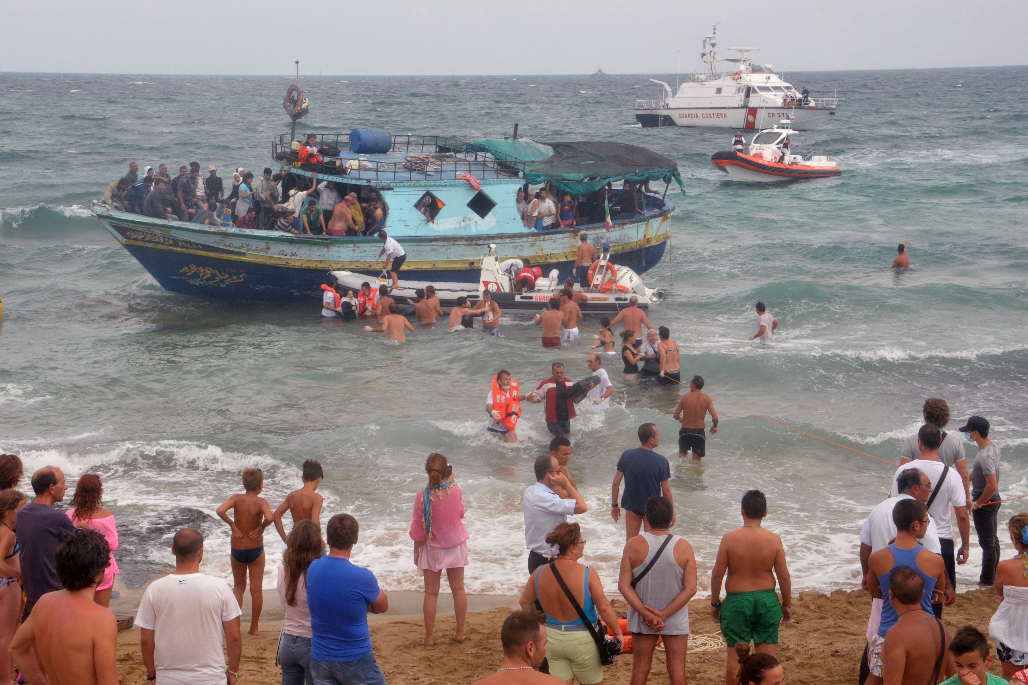 Τουρίστες και κάτοικοι βοηθούν τους μετανάστες να φτάσουν στην ακτή. ΦΩΤΟ eurokinissi