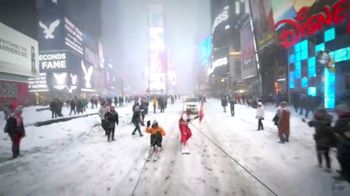 Εντυπωσιακό! Snowboard στους χιονισμένους δρόμους της Νέας Υόρκης