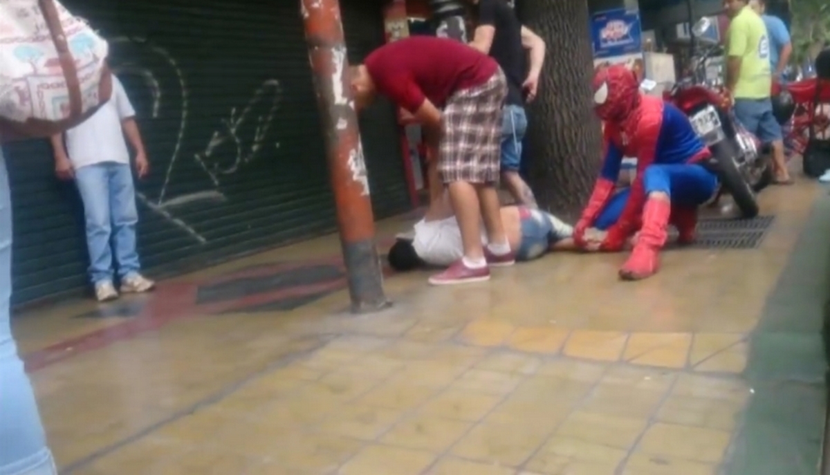 Την πάτησε ο κλέφτης – Βρέθηκε στον δρόμο του ο Spiderman! (ΒΙΝΤΕΟ)