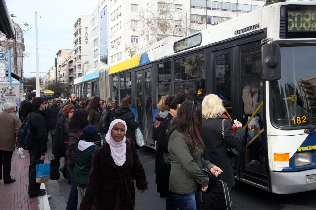 Από Δευτέρα μόνο από τη μπροστινή πόρτα η είσοδος στα λεωφορεία