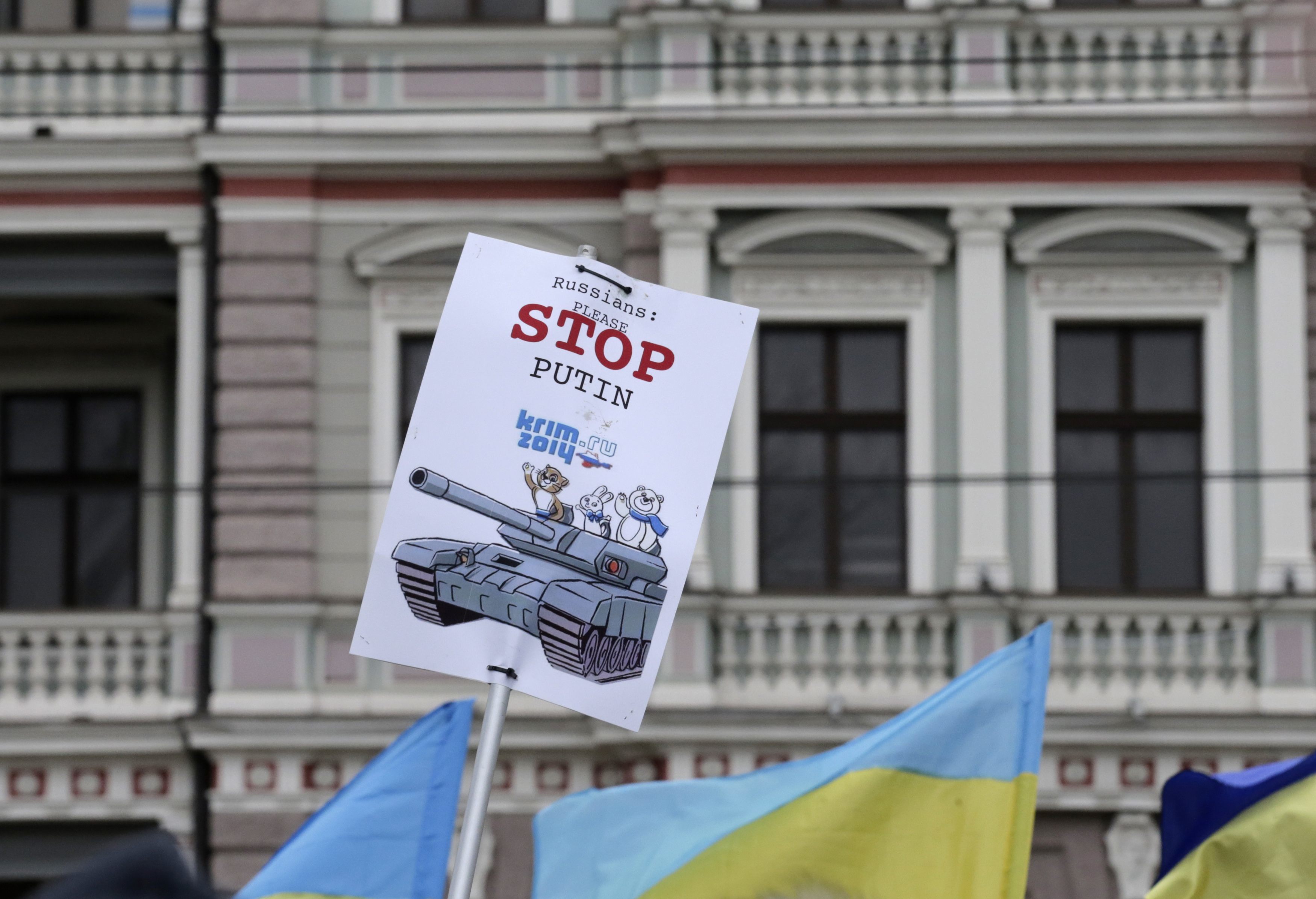 Διαδηλώσεις σε Βαρσοβία και Λονδίνο κατά της ρωσικής επέμβασης στην Κριμαία