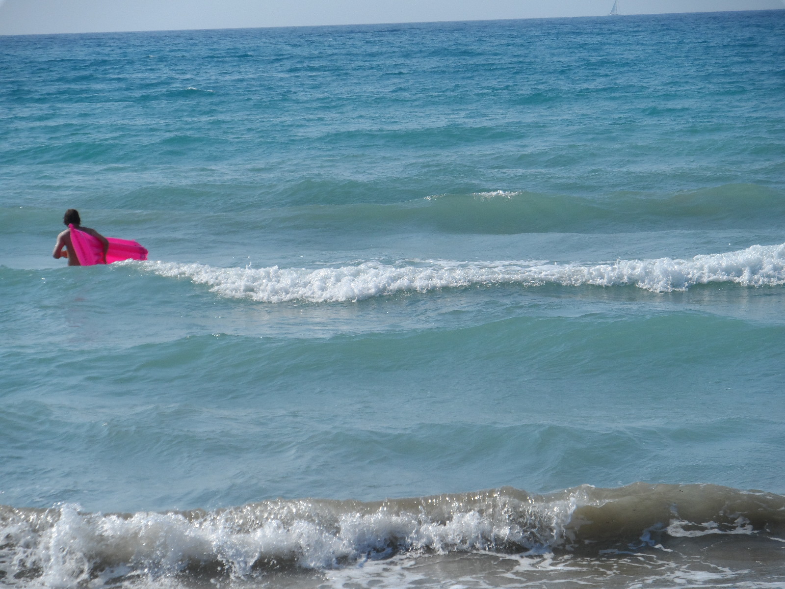 Τα κύματα παρέσυραν τρίχρονο κοριτσάκι με το στρώμα του!