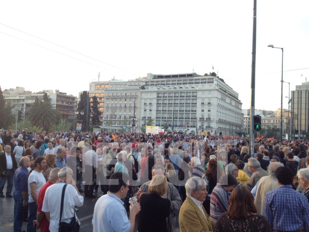 Βουλευτές του ΣΥΡΙΖΑ στη συγκέντρωση στο Σύνταγμα – Ανοιχτοί όλοι οι δρόμοι στο κέντρο