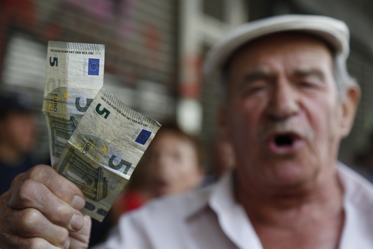 Συντάξεις: Έγιναν μειώσεις και κάτω από τα 1.300 ευρώ!