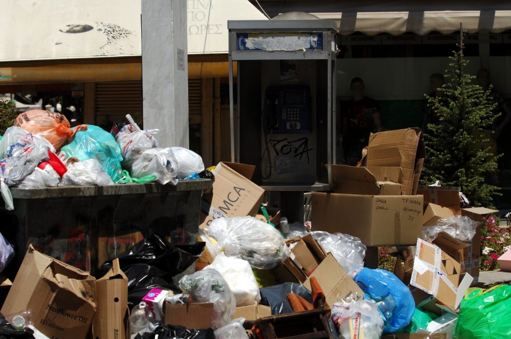 ΦΩΤΟ AΡΧΕΙΟΥ EUROKINISSI - Σκουπίδια στην πόλη των Τρικάλων