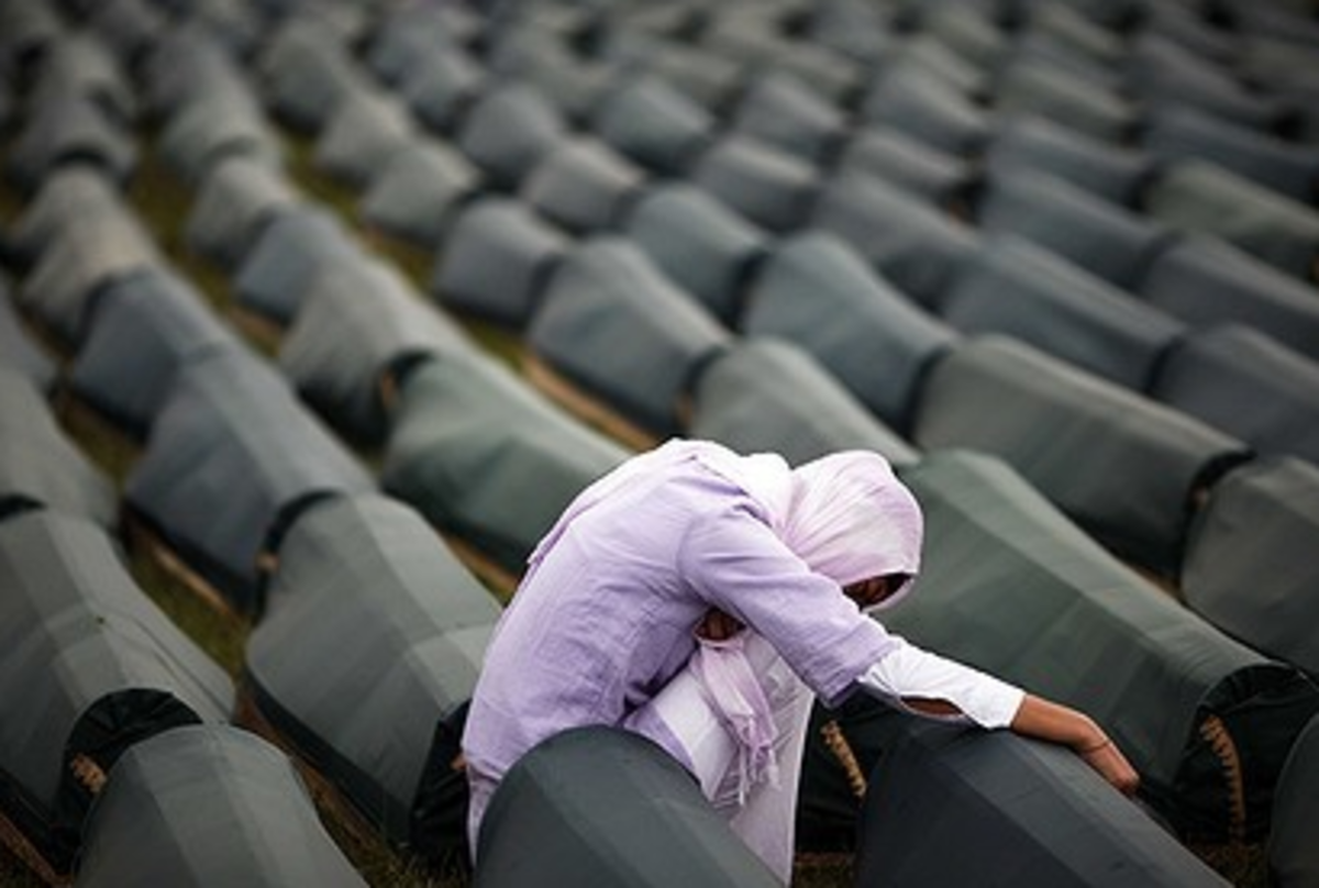 ΒΙΝΤΕΟ – ΦΩΤΟ: Σρεμπρένιτσα – 18 χρόνια από τη γενοκτονία