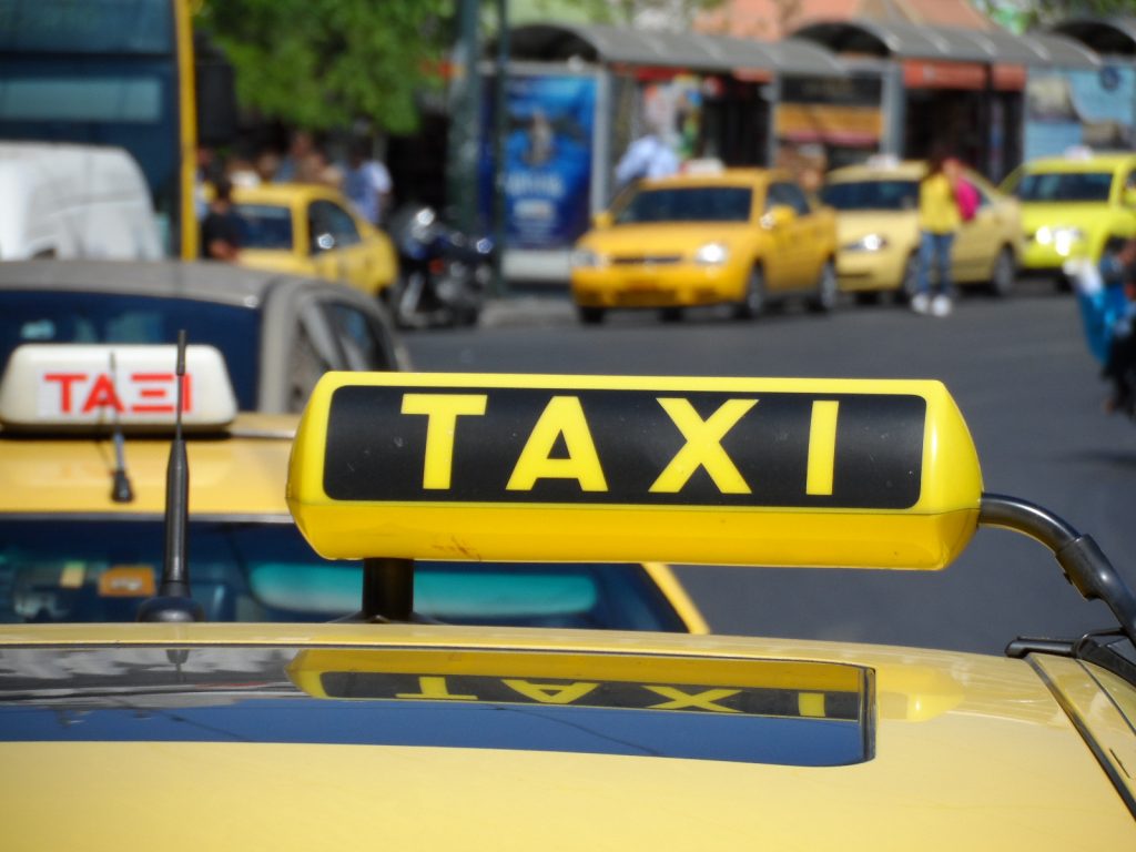 Χειροπέδες σε 20 οδηγούς ταξί που είχαν “πειράξει” τα ταξίμετρα