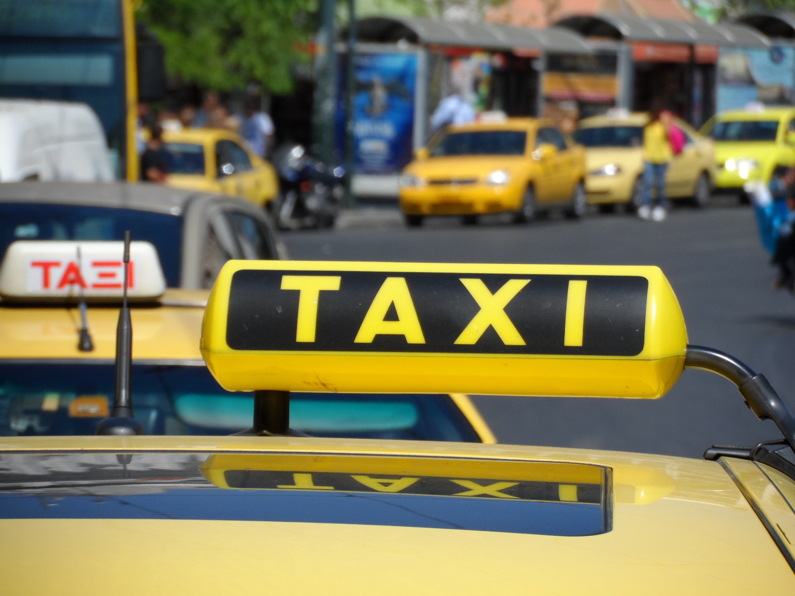 Χειροπέδες σε 27 οδηγούς ταξί με “πειραγμένο” ταξίμετρο και ταμειακές μηχανές