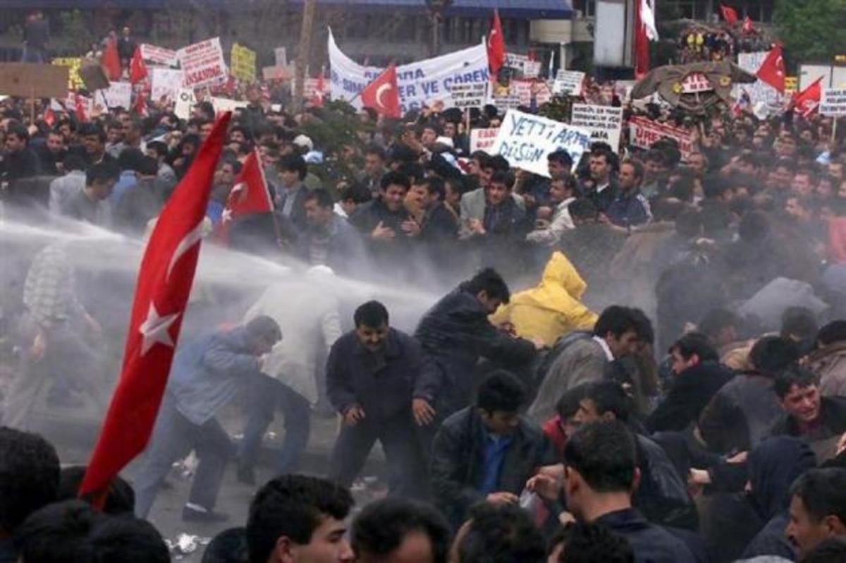 Τουρκία: “Στο ψαχνό” κατά διαδηλωτών πυροβολούν οι αστυνομικοί