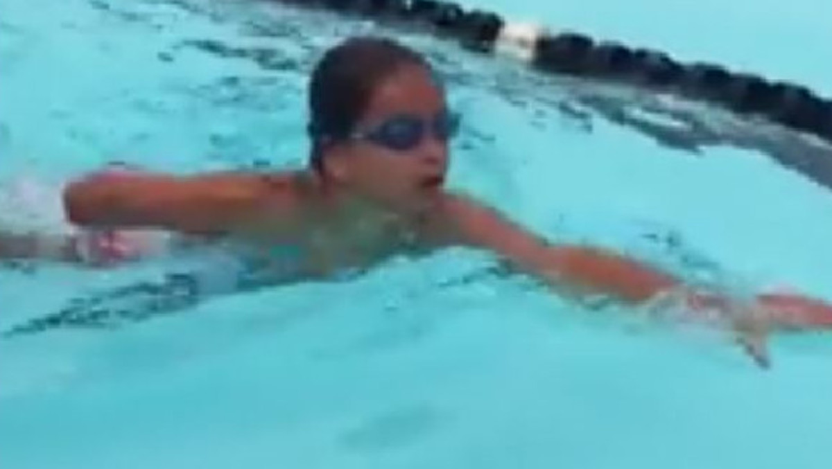 Όλοι δάκρυσαν όταν είδαν τον αγώνα κολύμβησης της 8χρονης Thalia