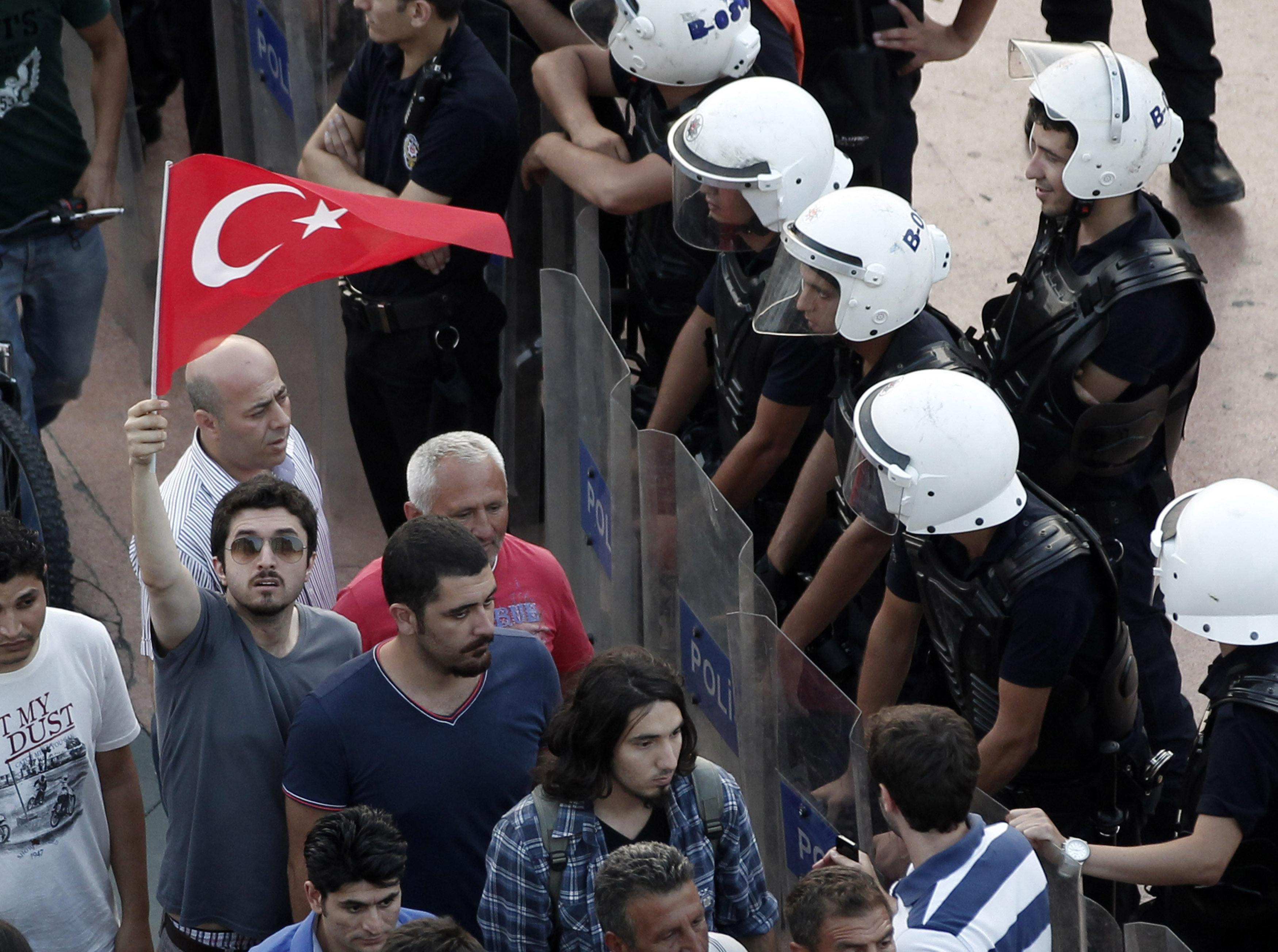 Νέα επεισόδια στην Τουρκία – Απομάκρυναν διαδηλωτές με δακρυγόνα και αντλίες νερού