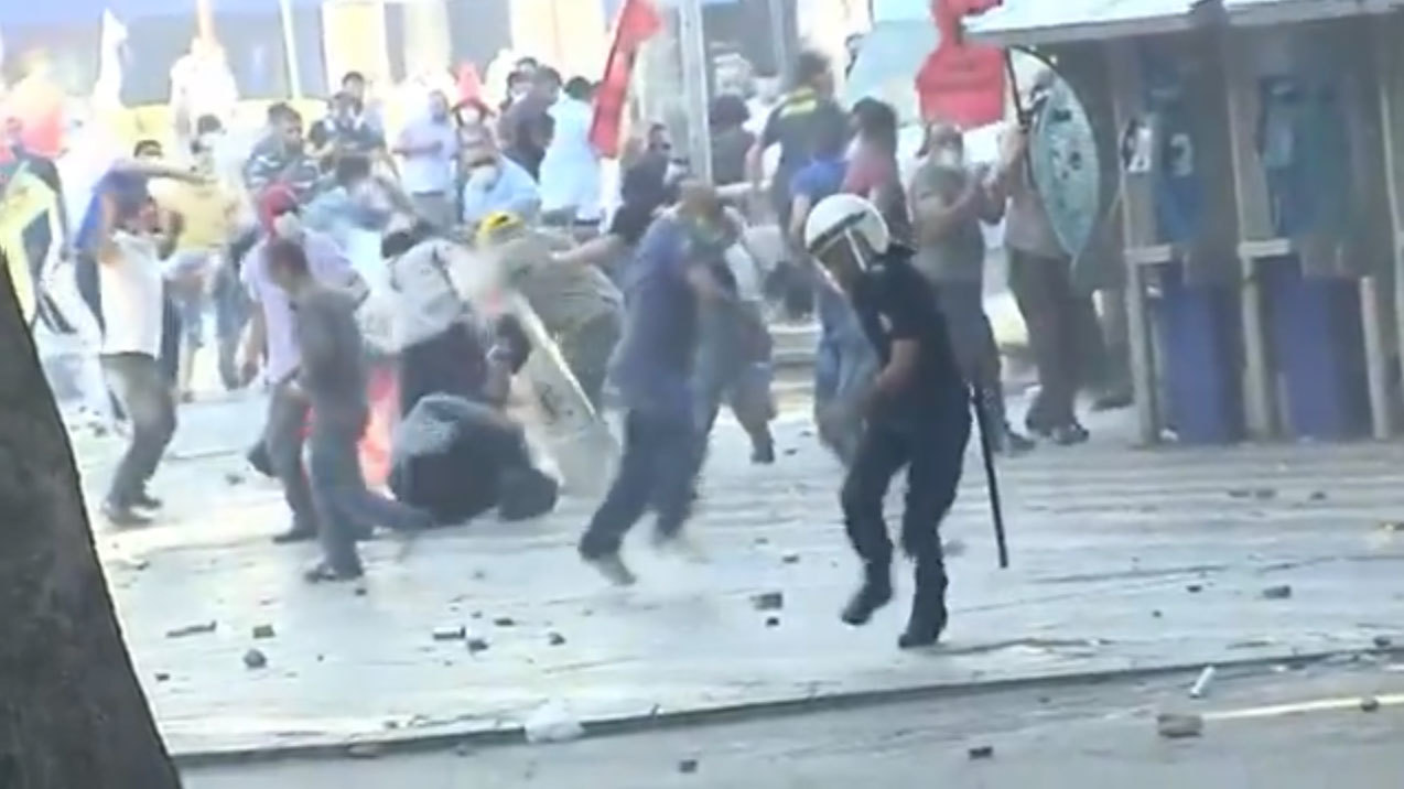 Τουρκία: Νέο video σοκ από τον εν ψυχρώ πυροβολισμό διαδηλωτή στο κεφάλι