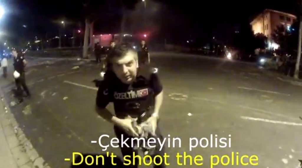 Τα «σπασμένα» νεύρα ενός Τούρκου αστυνομικού (VIDEO)