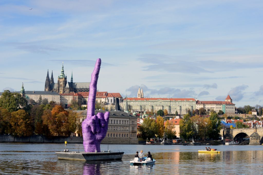 Γιγάντιο γλυπτό κάνει… χειρονομία στο Κοινοβούλιο της Τσεχίας