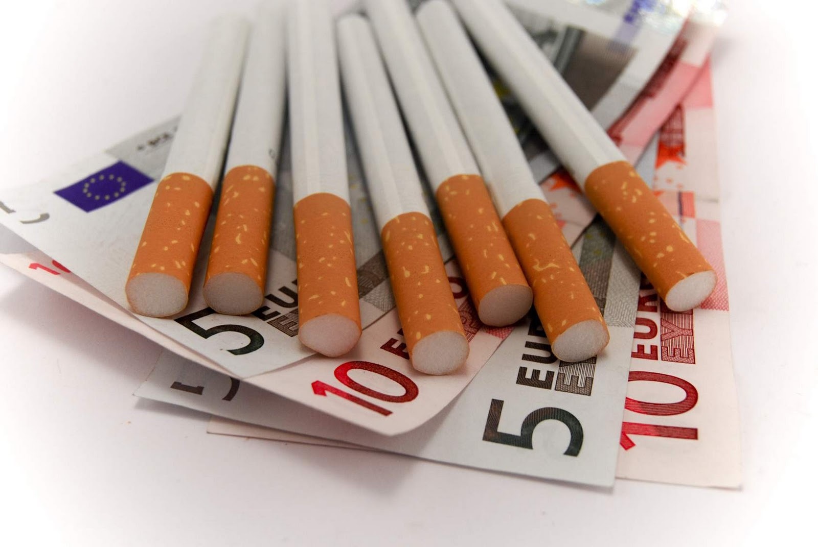 Καπνός έγιναν φόροι εκατοντάδων εκατ. ευρώ από το παράνομο εμπόριο τσιγάρων