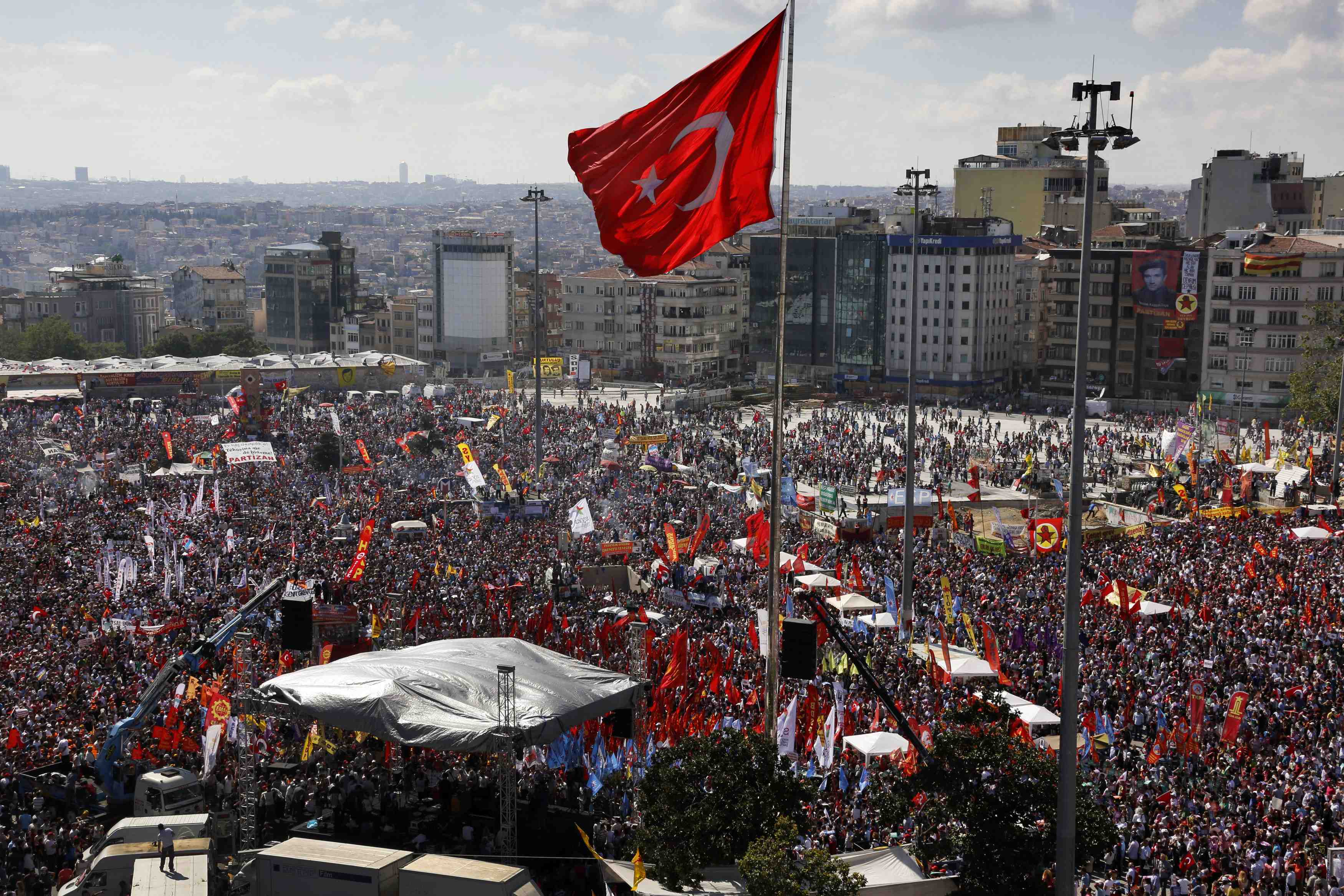 Επεισόδια και δακρυγόνα στην Άγκυρα – Γέμισε η Ταξίμ – Ο Ερντογάν κάλεσε τους υποστηρικτές του να βγουν στους δρόμους