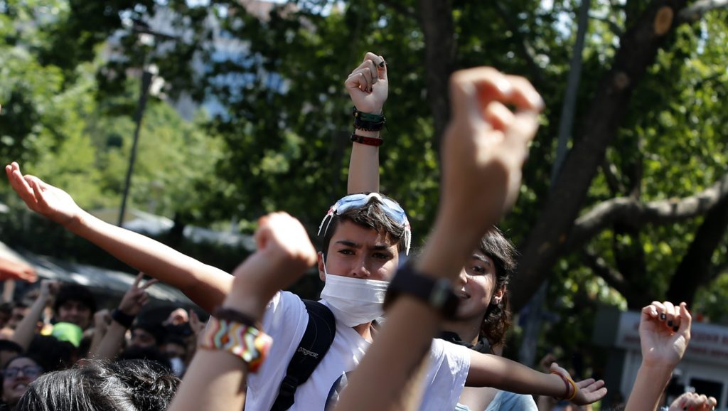 Καταδικάζει η Κομισιόν τη δυσανάλογη χρήση βίας από την αστυνομία στην Τουρκία