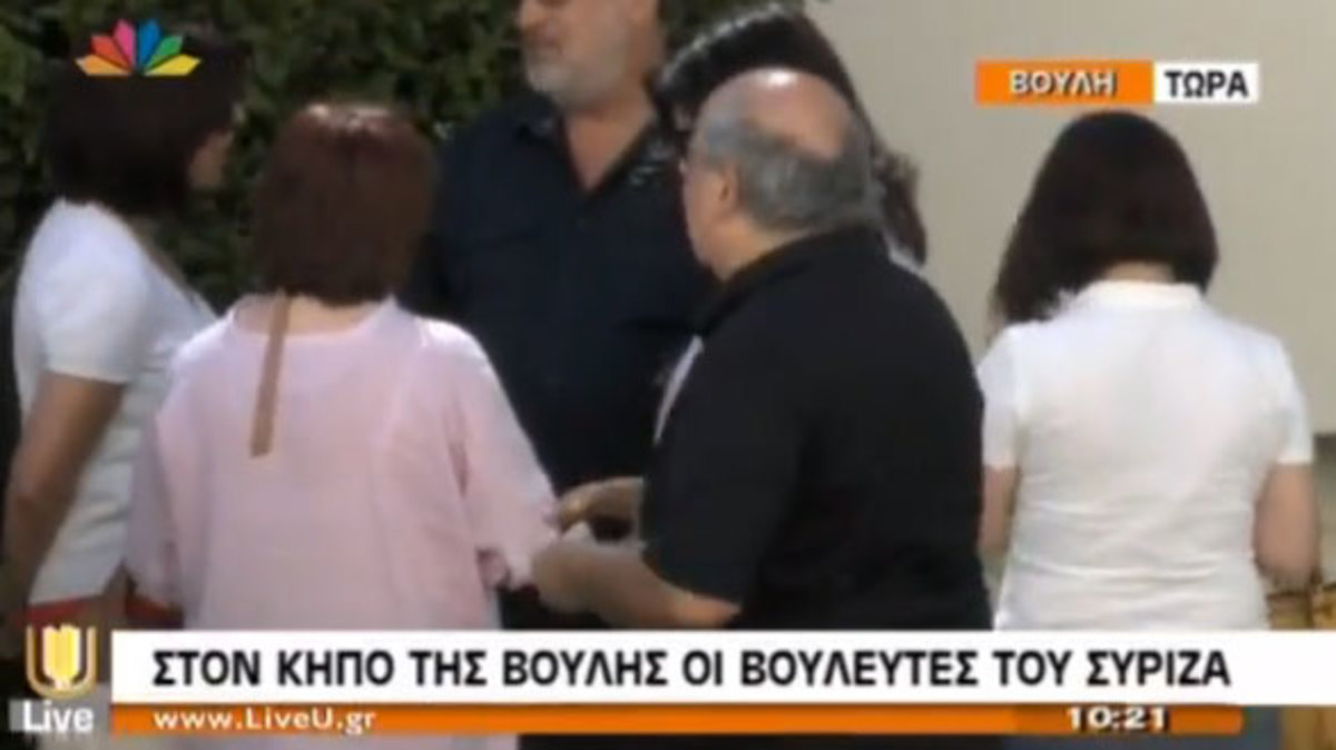 Σόου στον κήπο της Βουλής από την Κ.Ο. του ΣΥΡΙΖΑ – Απέχουν από την έκτακτη συνεδρίαση για το δημοψήφισμα