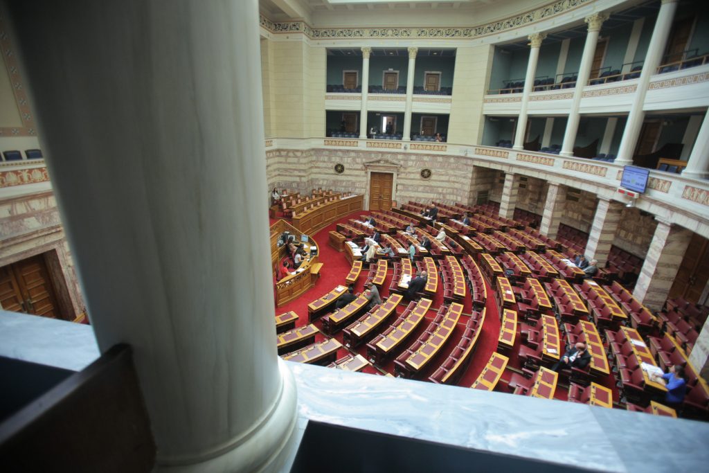 Υπερψηφίστηκε ο ΕΝΦΙΑ – Μπαράζ αντικαταστάσεων για να περάσει η τροπολογία